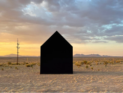 뉴욕 선샤인-디키즈가 만나 텍사스 사막 한가운데 집을 세웠다?