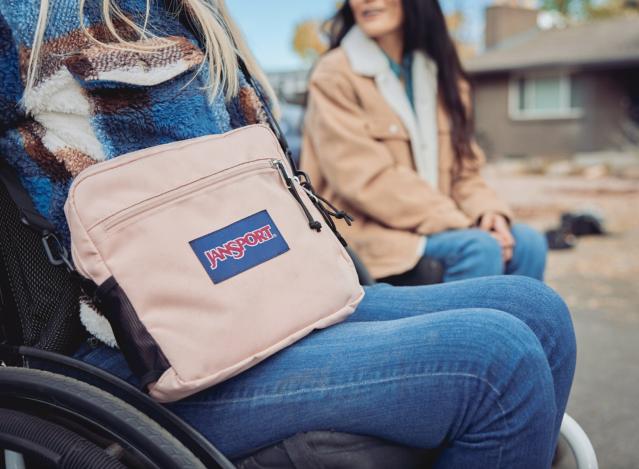 적응형 패션, 장애인과 비장애인 청소년 모두에게 편리한 가방 디자인 '3년 연구'