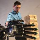 햅택 로봇 손, 사물의 촉감까지 원격으로 감지해 전달