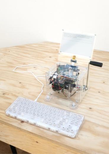 오래된 발 재봉기로 작동하는 ‘윌리엄 모리스 영감의 인공지능’