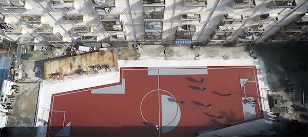 비대칭 축구장으로 희망을 노래하다