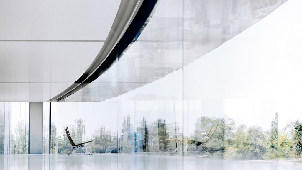 포스터가 설계한 애플본사 건물 유리벽에 직원들 계속 부딪혀