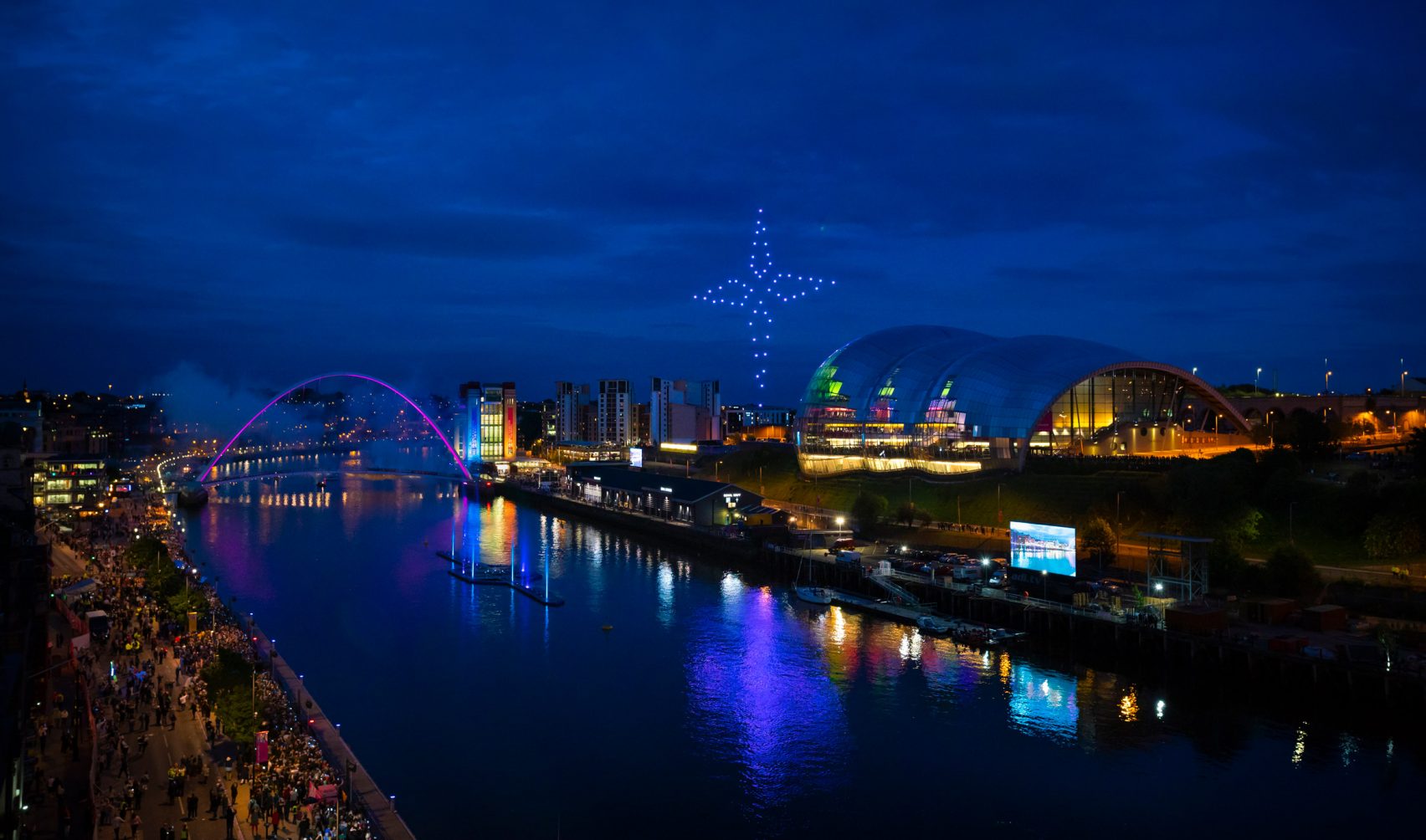 북잉글랜드 축제개막식 장식한 드론함대