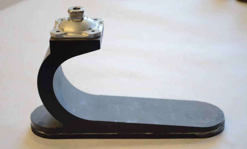 자연스런 보행에 근접한 저비용 의족 개발