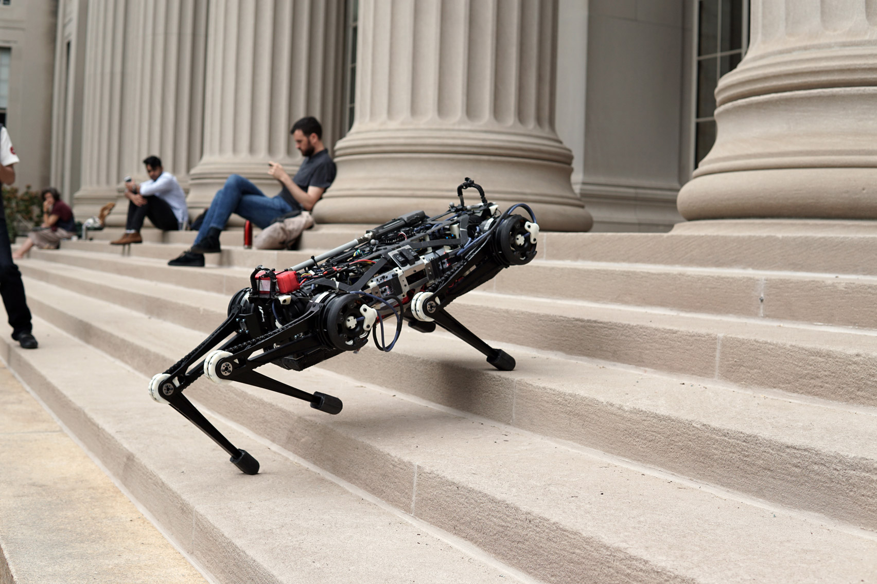 센서나 카메라없이 돌아다니는 MIT 로봇 치타 3