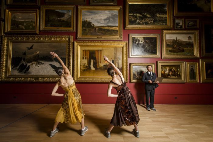 갤러리에서 운동하며 예술 작품을 감상하다.