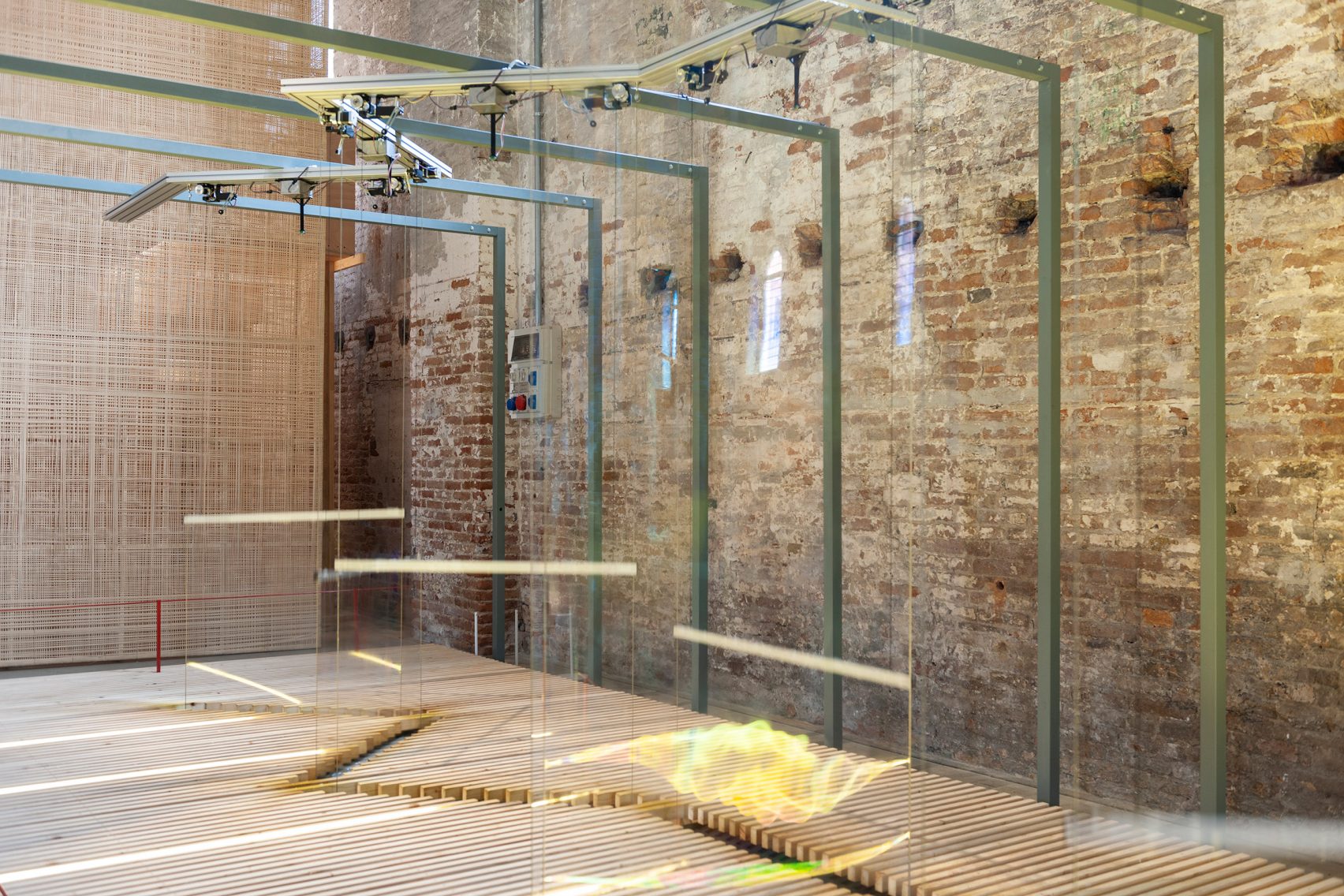 베니스건축비엔날레 설치물: 자동화기계를 이용한 비눗방울 벽