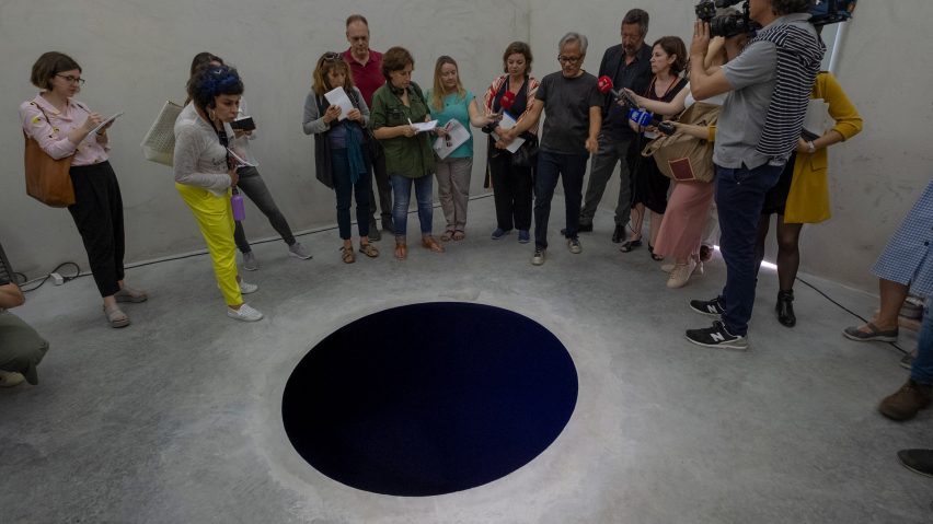 세할베스 미술관서 아니쉬 카푸어 작품에 관람객 추락