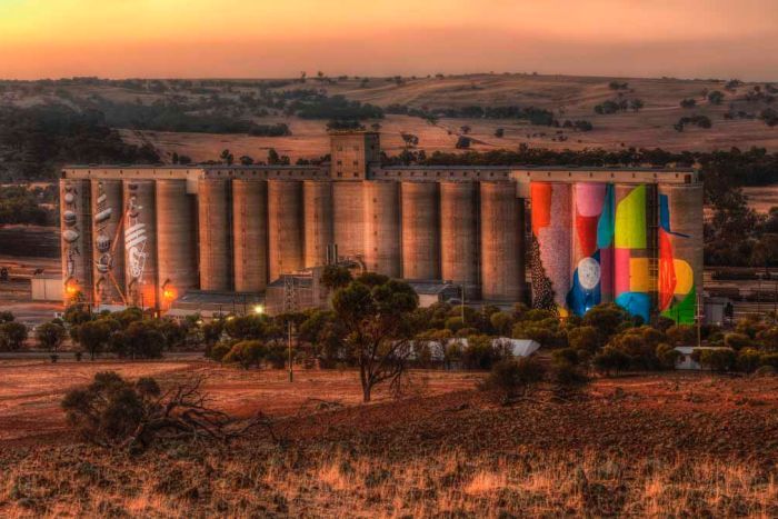 곡물 저장 타워의 거대한 벽화와 지역 관광 사업