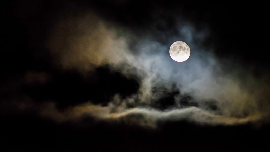 중국 청두시 인공달로 거리 밝힌다