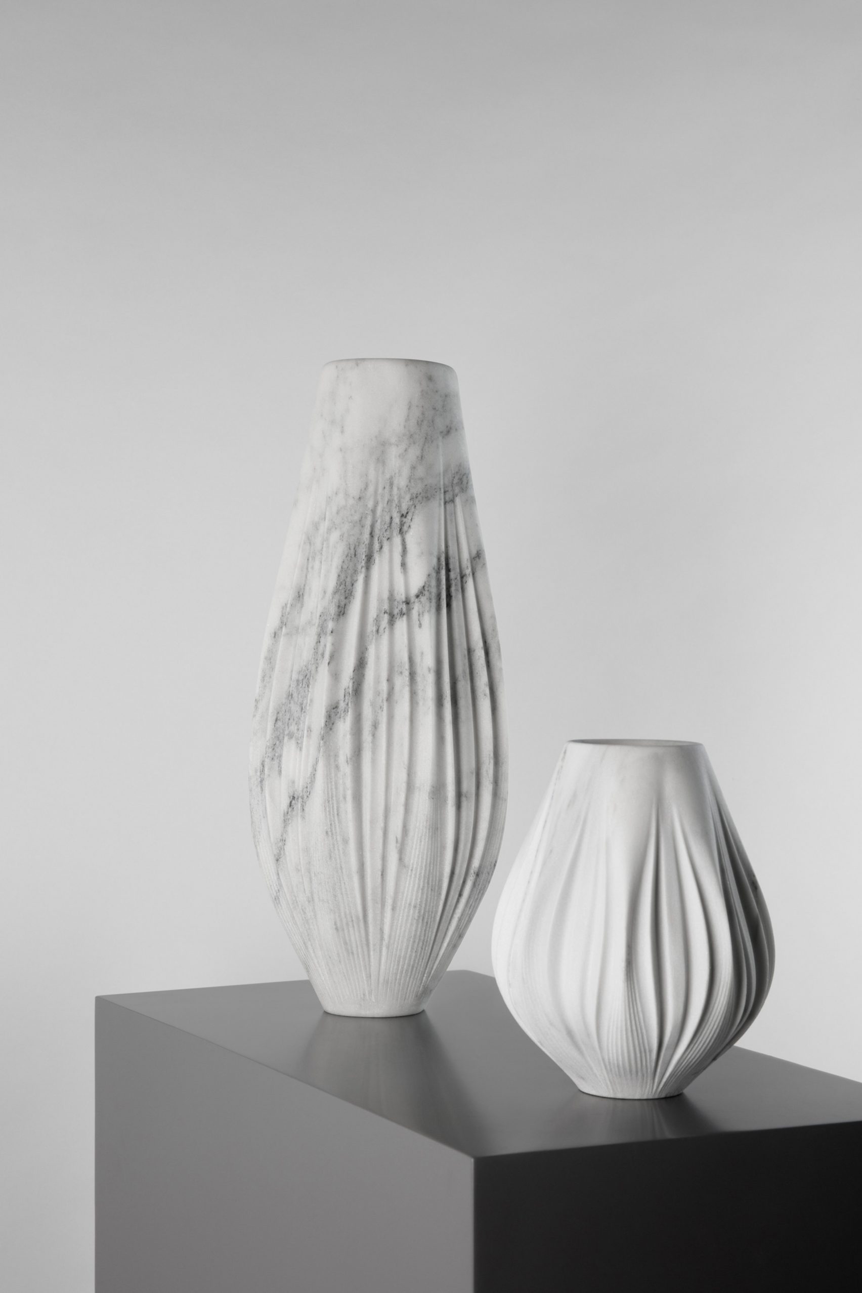 알고리즘이 디자인하고 로봇이 제작한 꽃병과 테이블