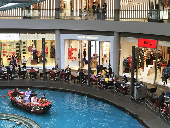 싱가포르의 CNY 쇼윈도 디스플레이