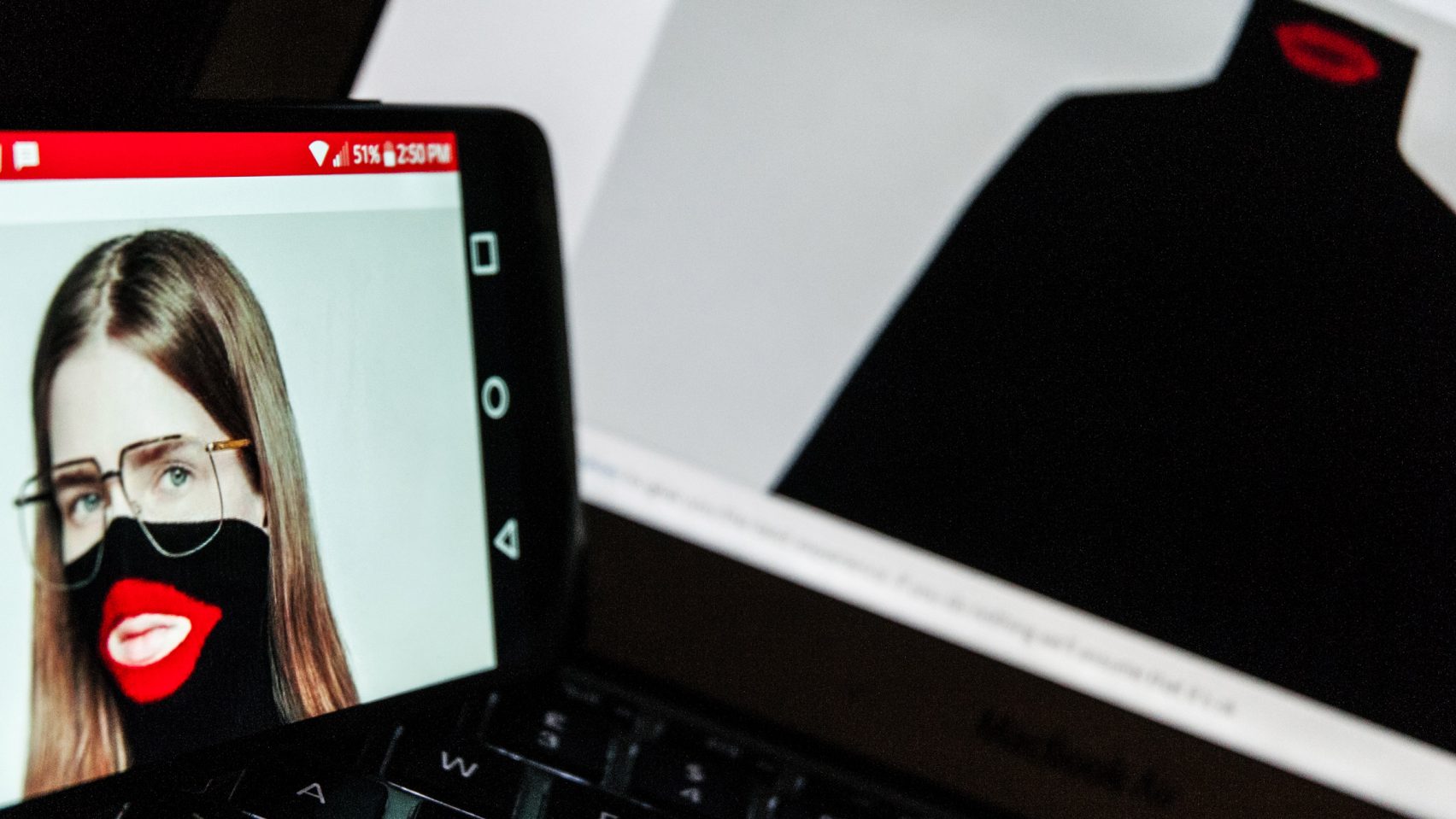 구찌, 흑인 얼굴을 연상시키는 발라클라바 점퍼에 대해 “깊이 사과”