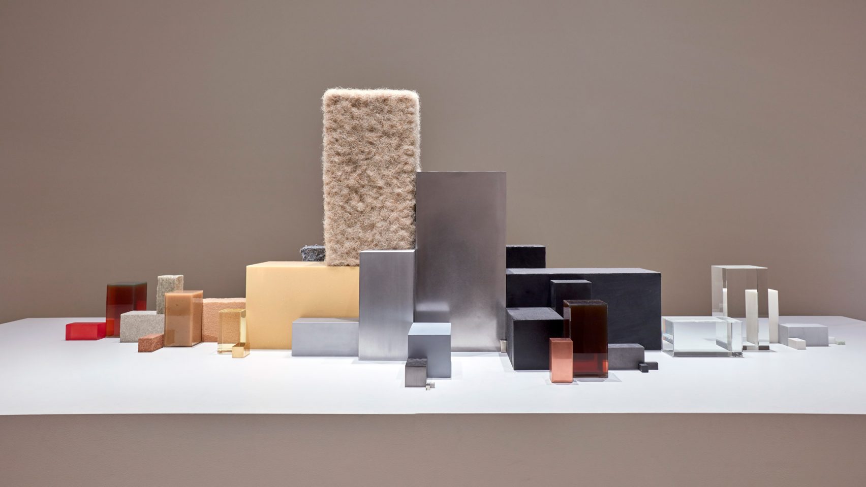 일상의 사물을 해체한 ‘물질주의’ 전시, 프리즈 아트페어 참가