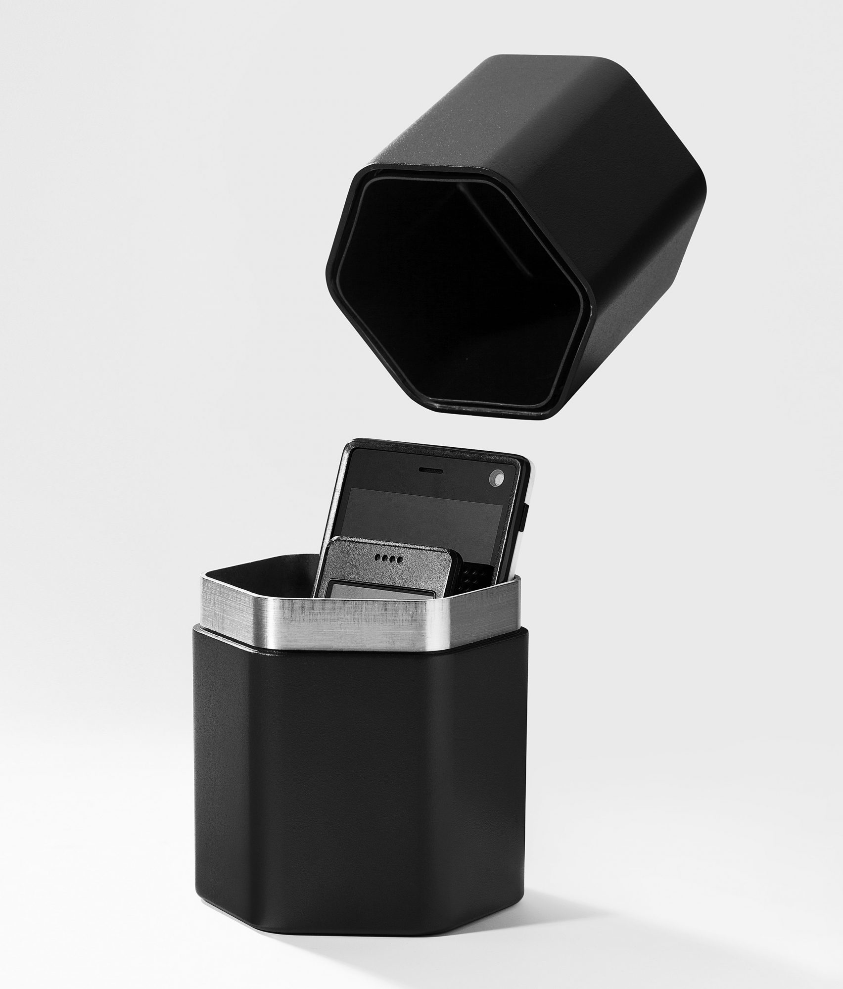 19세기 기술을 활용해 스마트폰중독 막는 패러데이 상자, ‘블록’