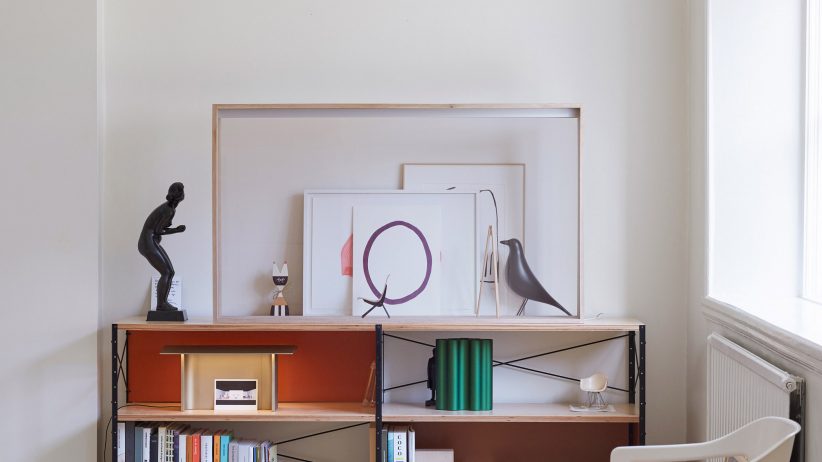 비트라와 파나소닉 협업으로 탄생한 유리장식장 TV