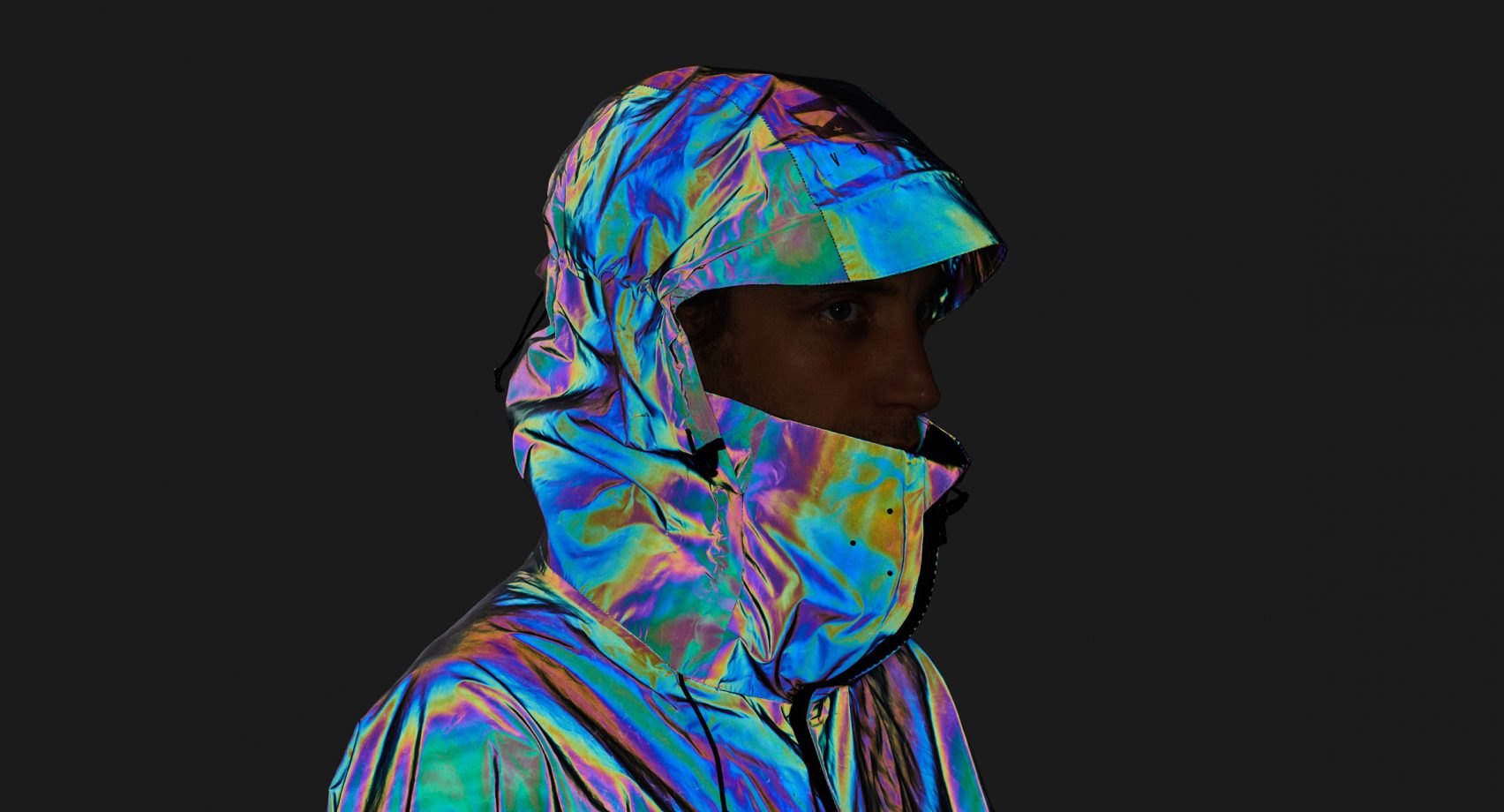 20억개의 유리 구슬로 빛을 반사하는 볼레백의 블랙 스퀴드 자켓