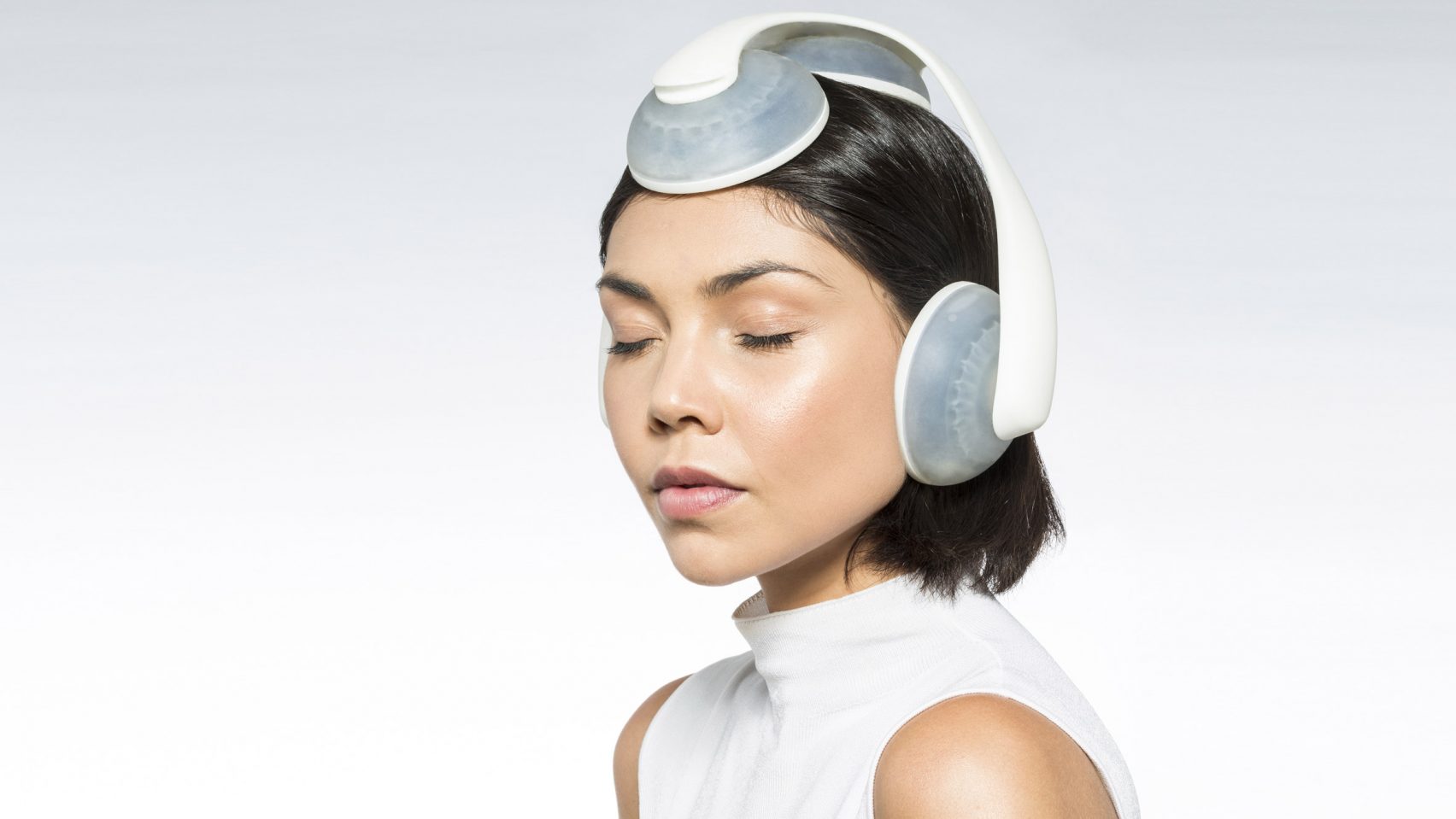 공기대신 물로 풍부한 음향을 전달하는 인머고 헤드폰