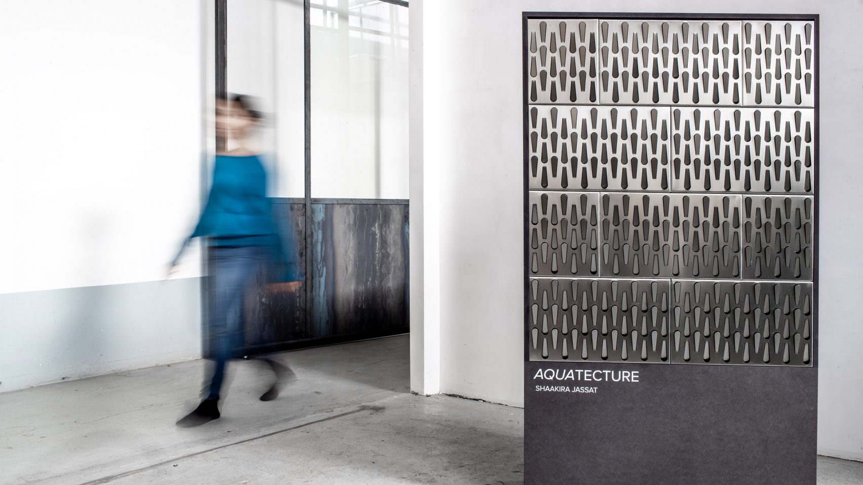 가뭄난 겪는 도심을 위한 빗물저장 패널