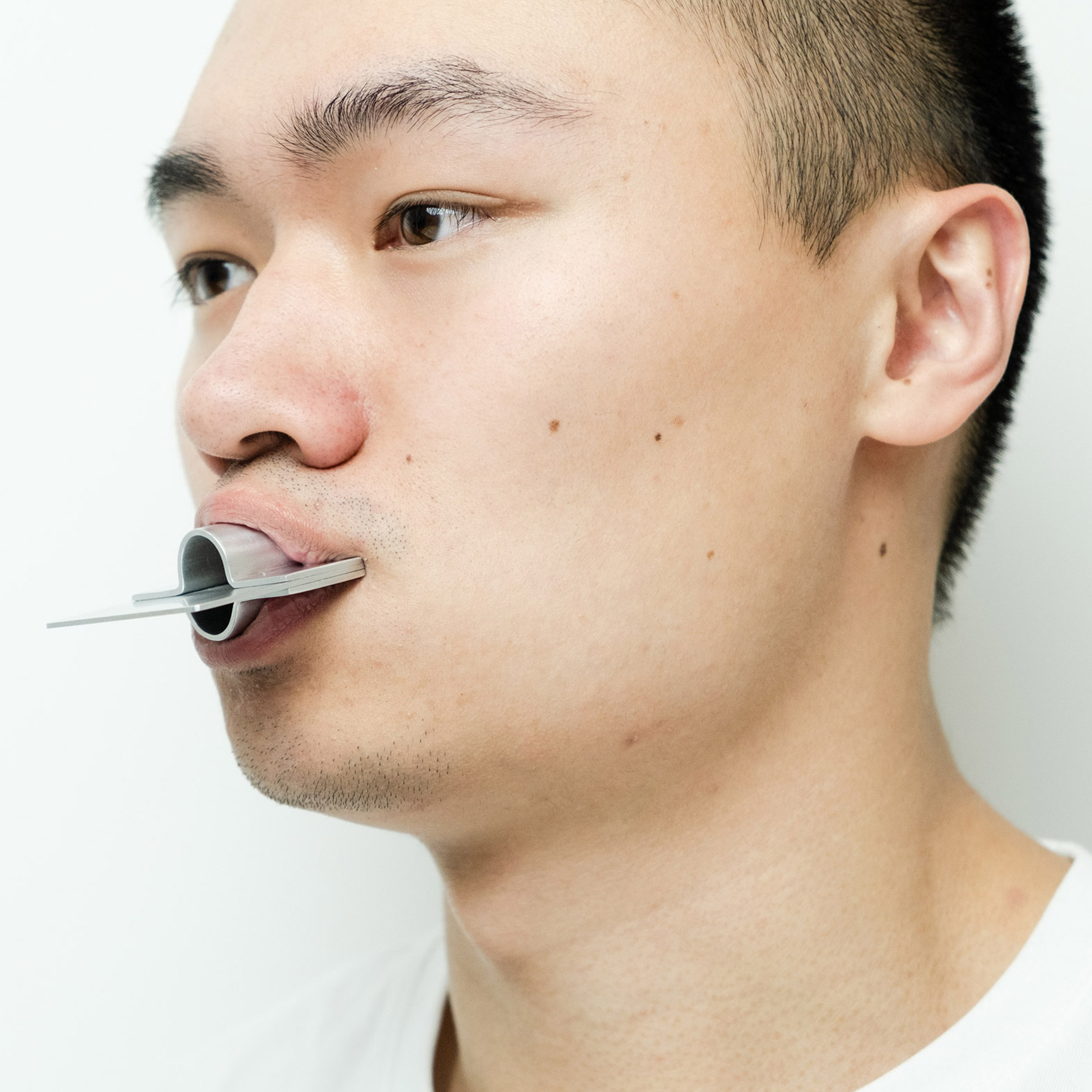 중국인 영어발음 돕는 메탈 보조기기 디자인