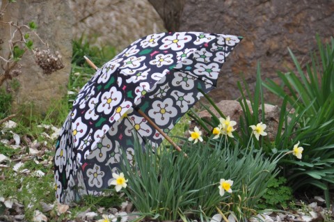 나주천연염색재단, 지역 작가와 협업 제작한 ‘배꽃 우산’ 매진