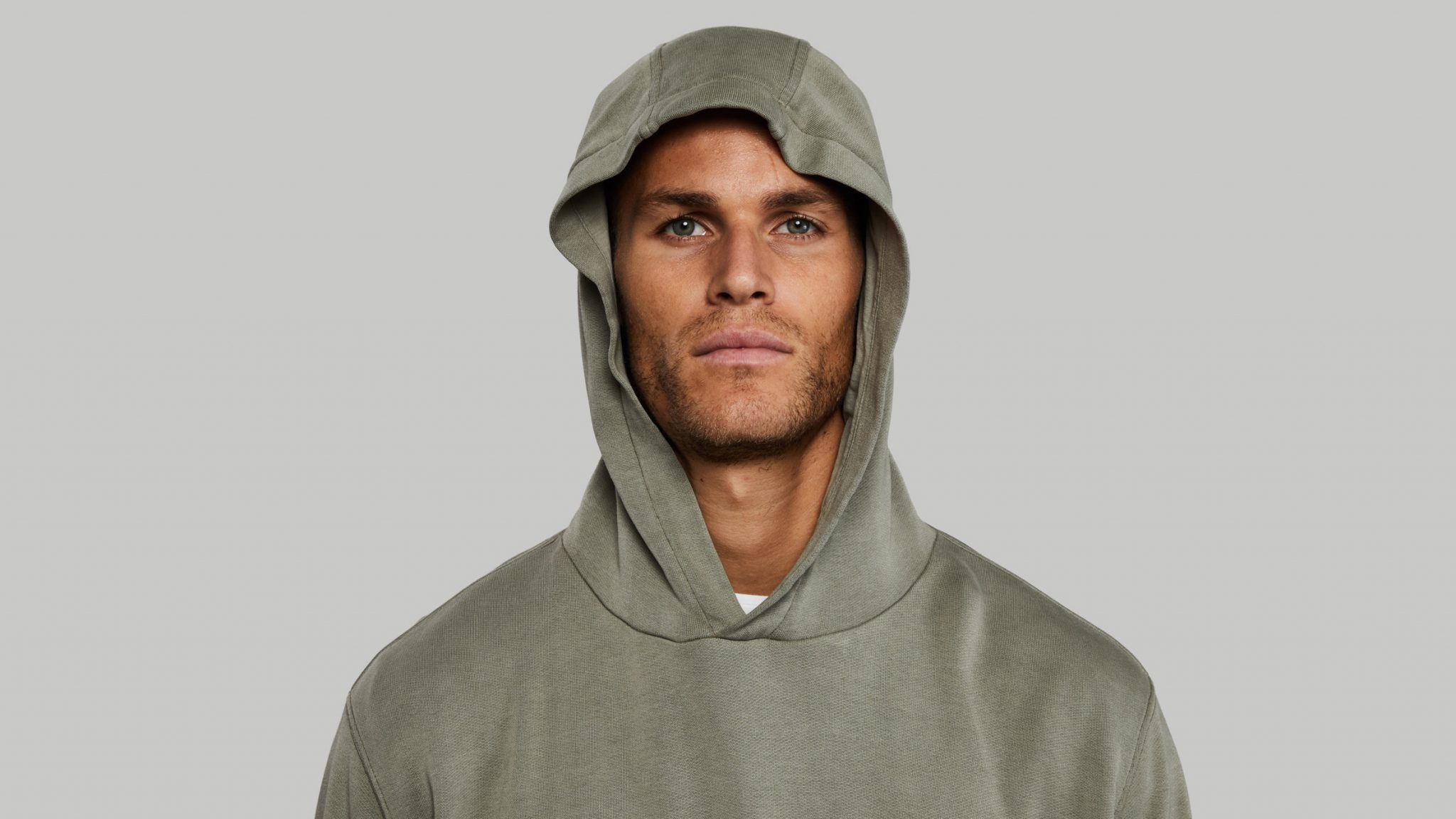 볼레백, 마당에서 퇴비되는 나무석류 후드티 제작