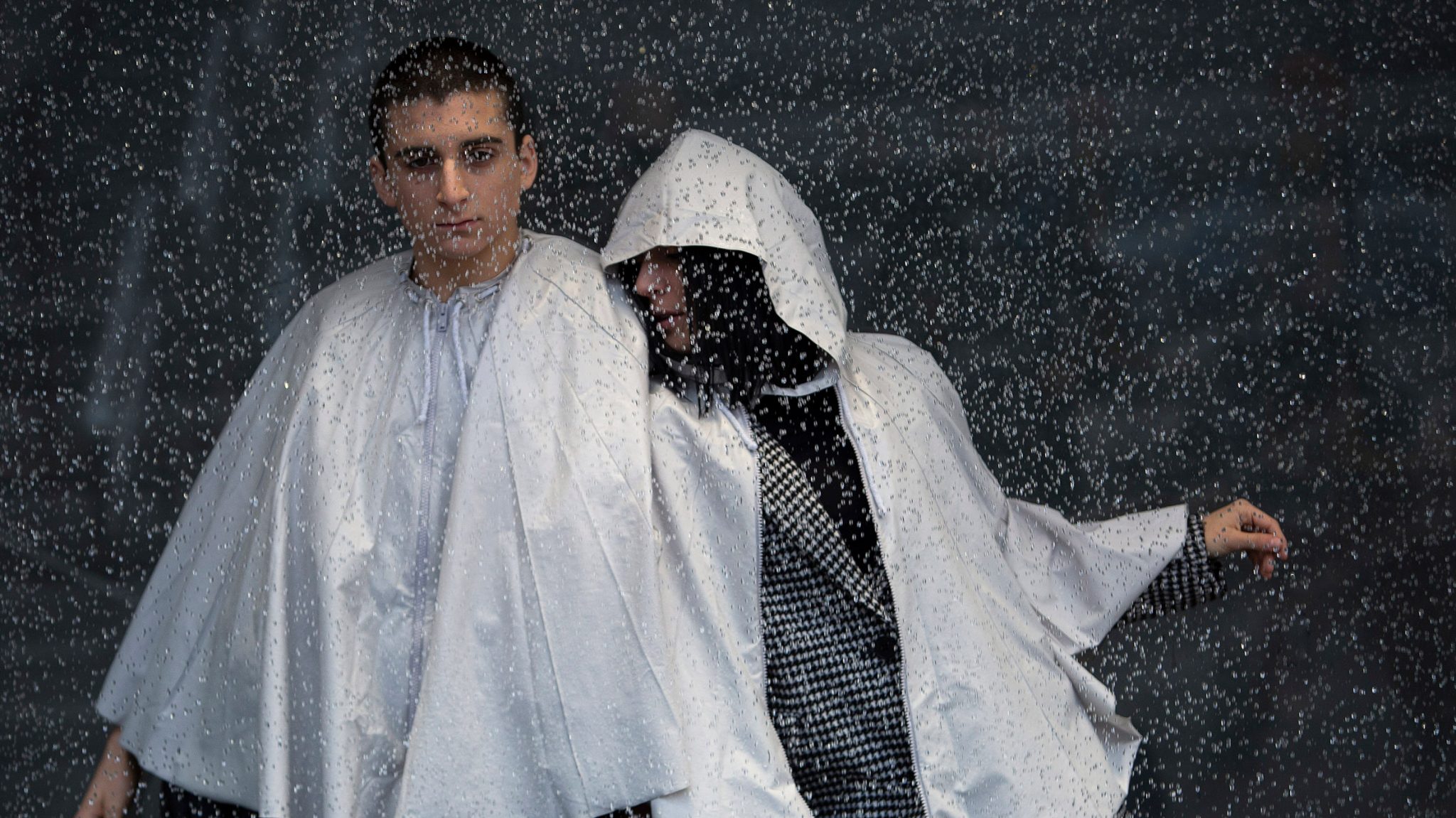 재활용어려운 우산대신 지속가능한 방수망토