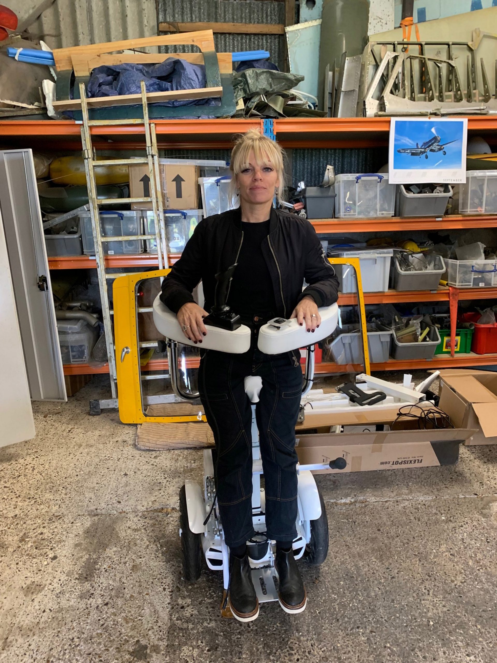 세그웨이스타일로 서서 타는 이륜 휠체어