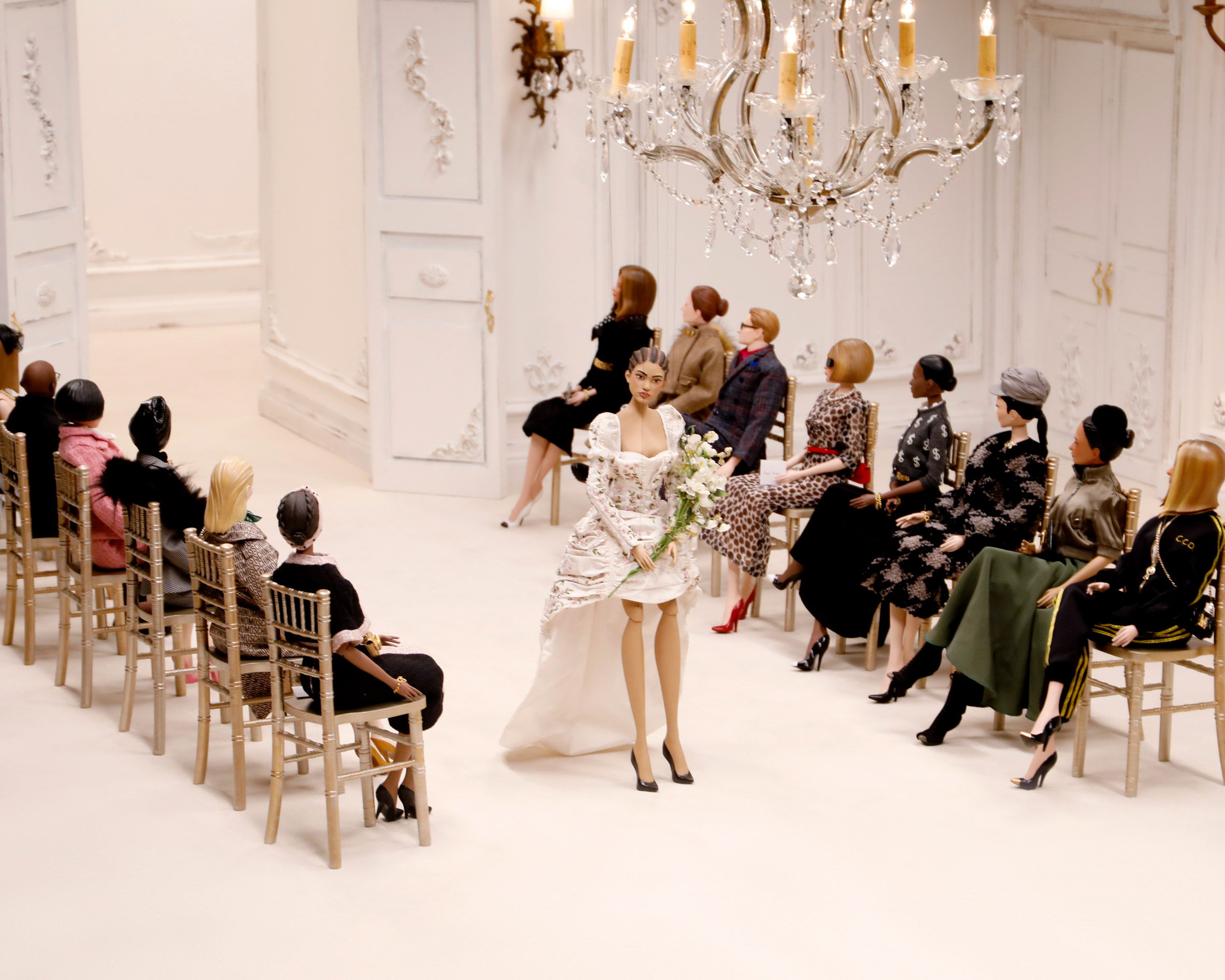 사회적거리두기 인형극으로 연출된 모스키노의 SS 2021 패션쇼