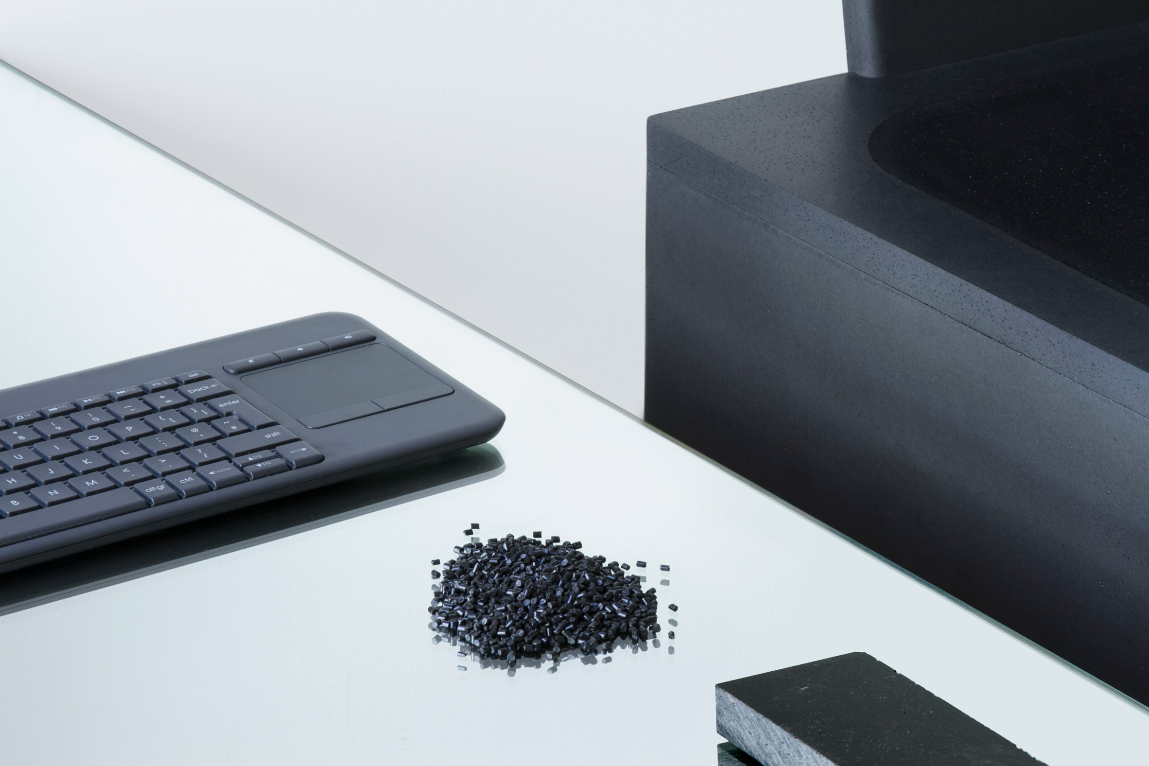 전자 폐기물(e-waste)을 재활용한 블랙 플라스틱 체어 Evolve, Tom Robinson