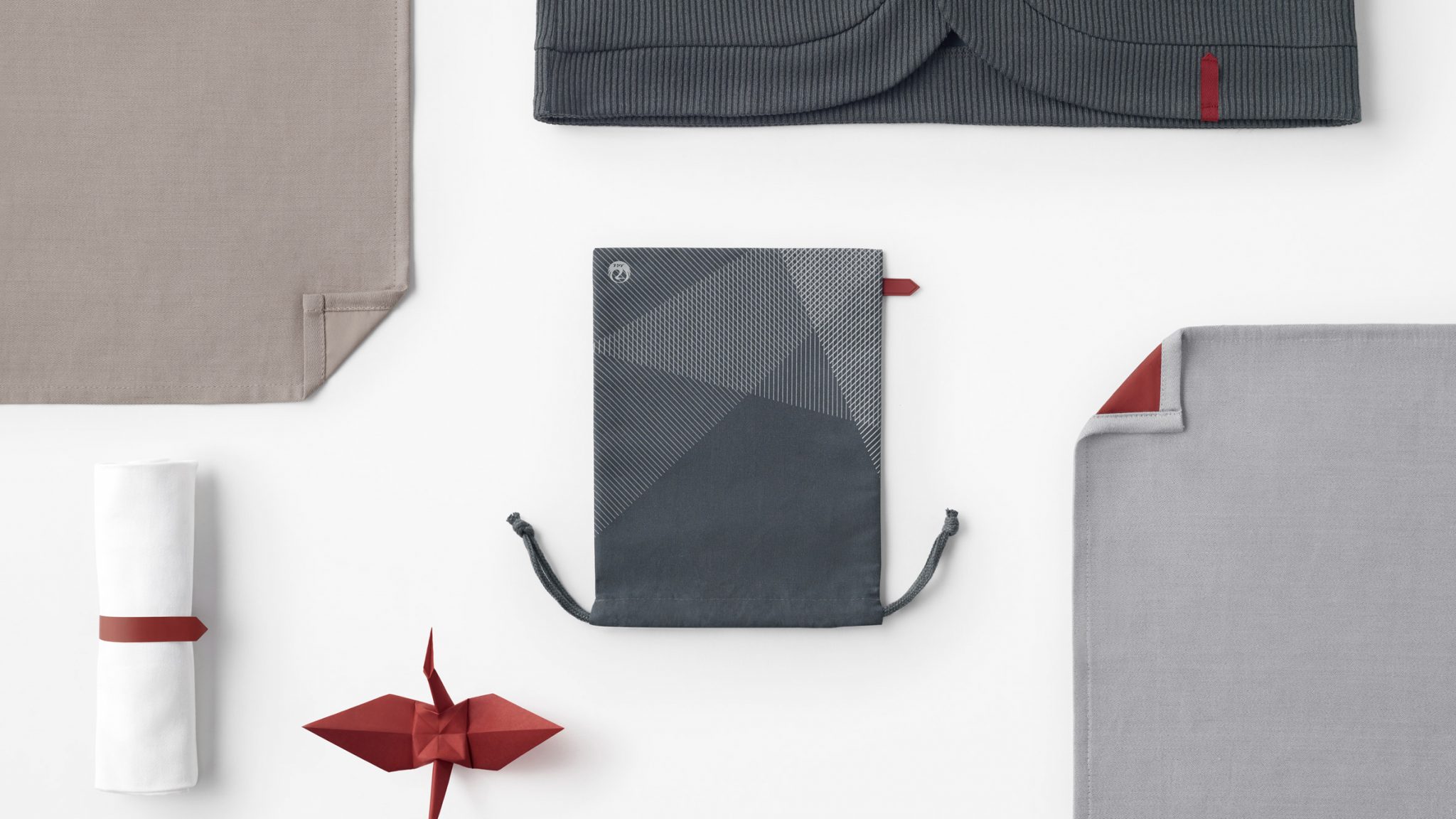 종이학에서 영감받은 일본항공 기내용품 키트 디자인