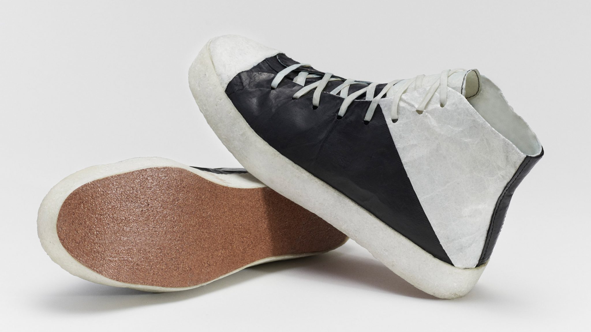 패션과 소재과학의 만남, 콤부차 부산물로 만든 퍼블릭스쿨의 운동화