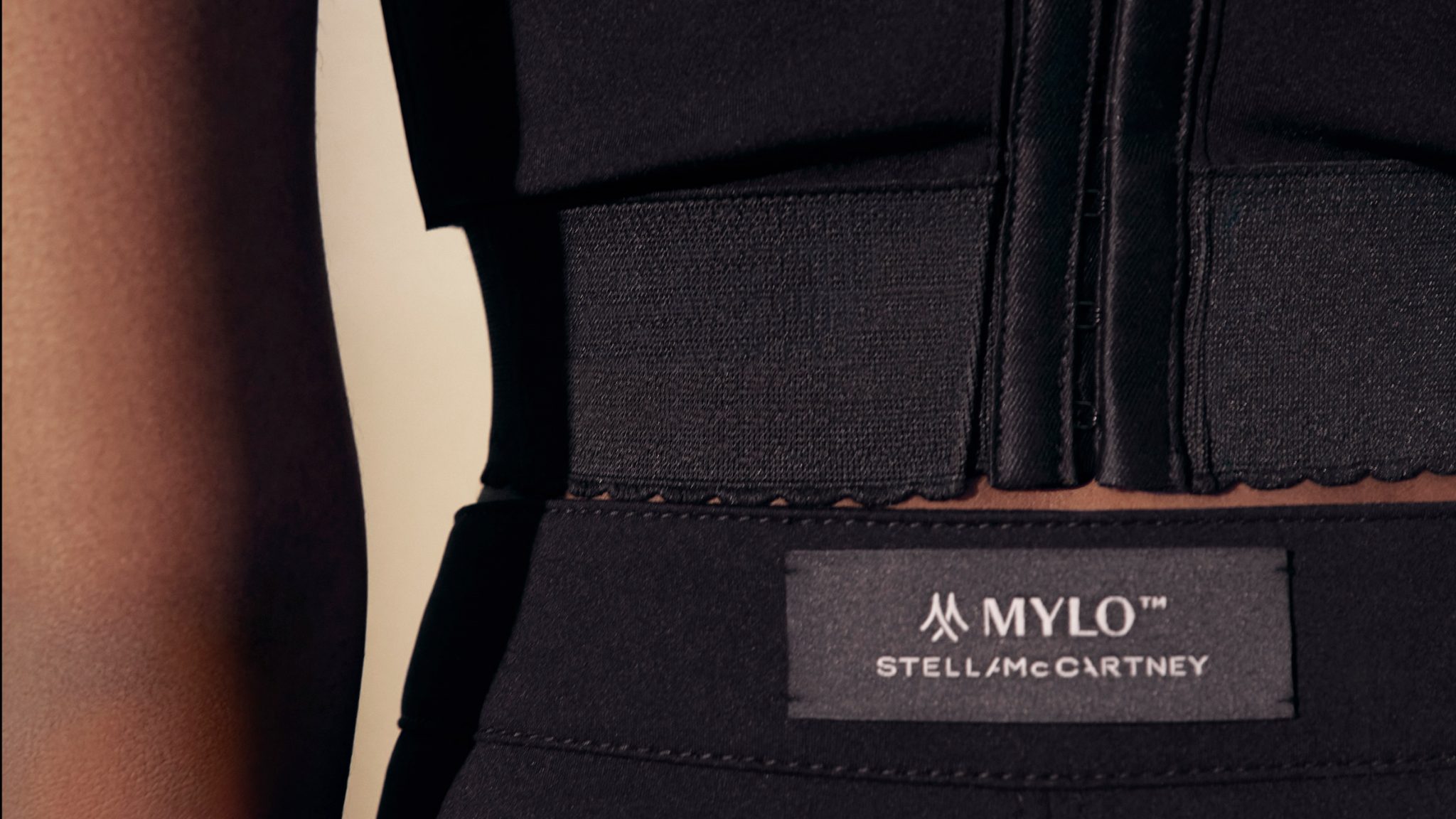 스텔라 맥카트니, “더 선량한 패션산업” 앞당길 버섯가죽 옷 제작