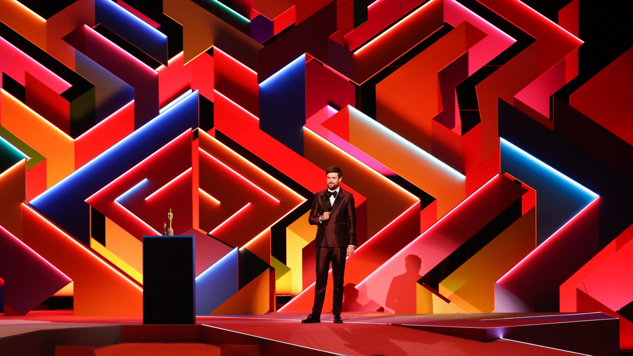 에스 데블린과 잉카 일로리가 무지개빛 미로로 연출한 브릿어워즈시상식장