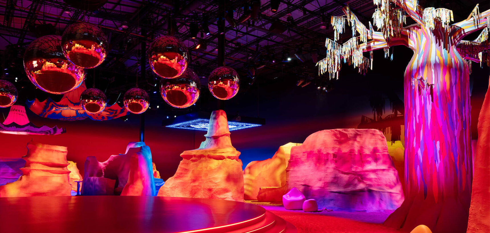 에르메스의 상징적 디자인 'Brides de Galaxy' 몰입형 팝업