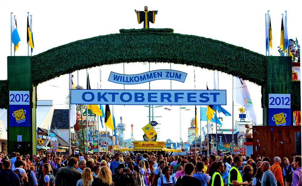 1024px-Haupteingang_Oktoberfest_2012.jpg