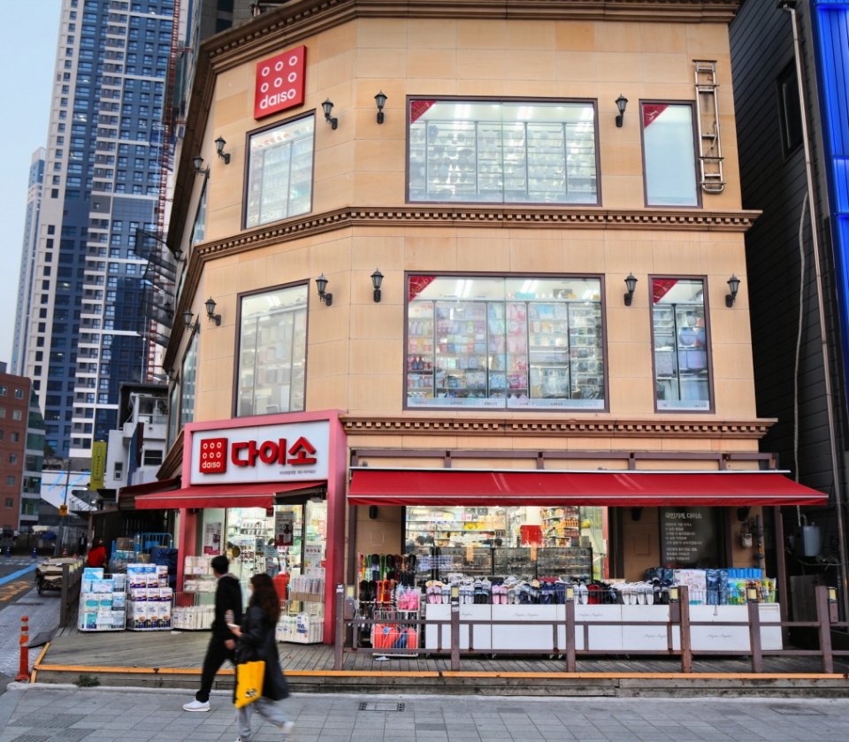 [오피니언 기고] 다이소 왕국의 미래 - 윤대영