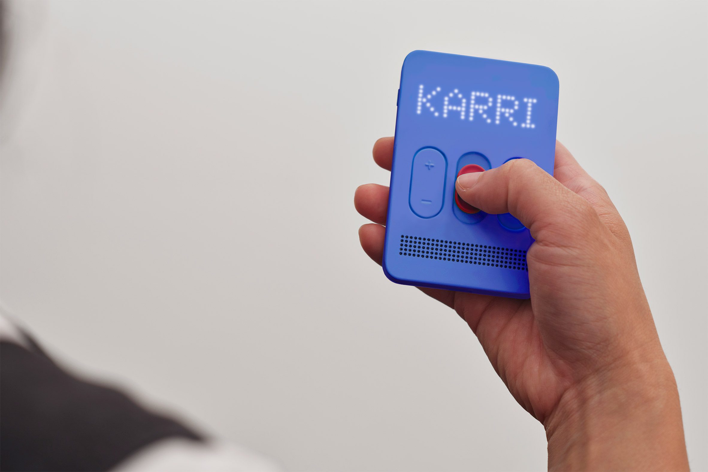 karri-dumbphone-design-pentagram_dezeen_2364_col_3.jpg