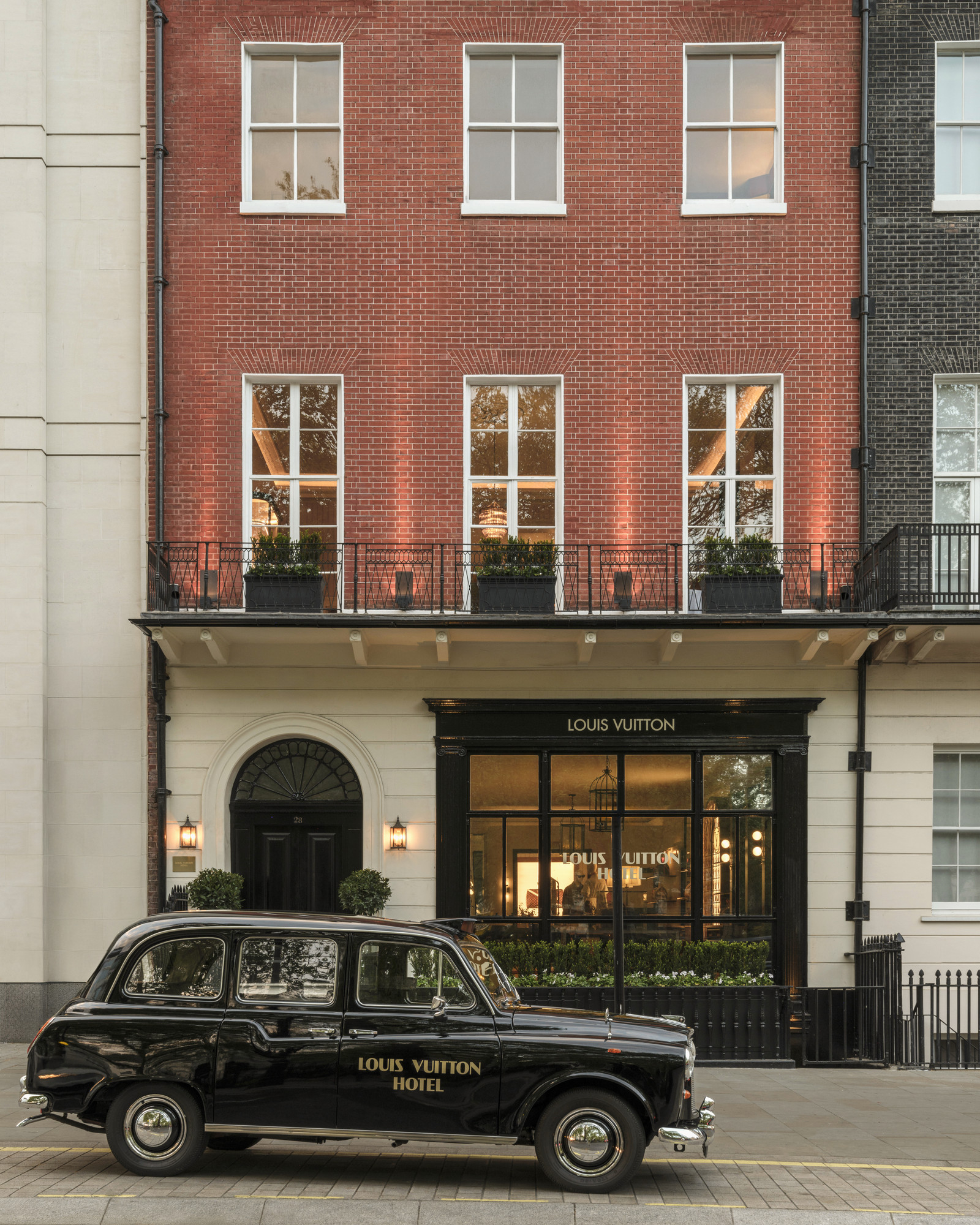 헤리티지의 공간화: Louis Vuitton Hotel London